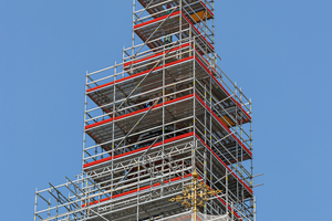  Der 58 m hohe Turm der Bamberger Stephanskirche wurde für die notwendigen Sanierungsarbeiten komplett eingerüstet. 