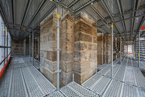  Mit dem durchgängig metrischen Systemraster der Peri Up Flex Bauteile und der Möglichkeit des Richtungswechsels der Beläge lässt sich das Modulgerüst flexibel an nahezu jede Bauwerksgeometrie anpassen. 