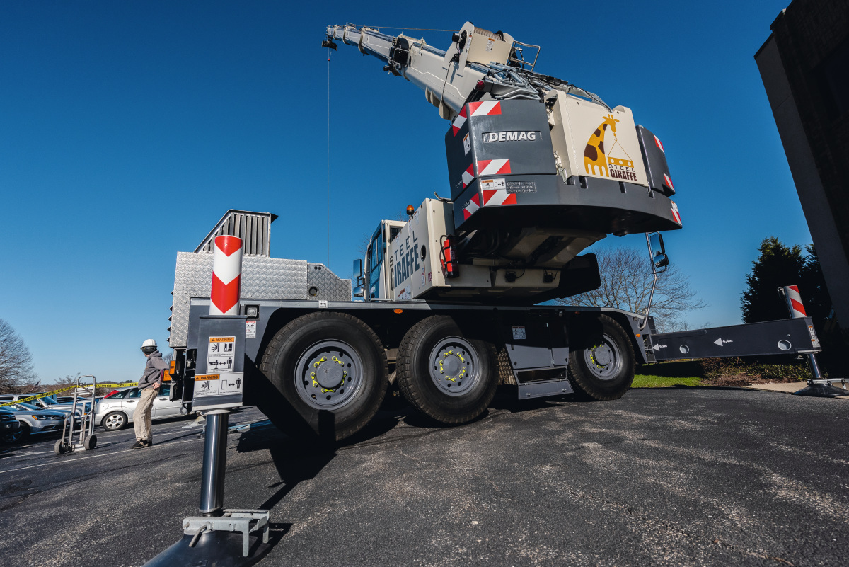 Der Demag AC 45 City-Kran aus der 45-Tonnen-Klasse wurde für Unternehmen konzipiert, die auf Mobilität angewiesen und in engen, innerstädtischen Bereichen tätig sind.