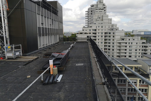  Die Dachrandsicherung erfolgt mithilfe des Seitenschutzsystems, das vor der Fassade montiert wurde. Zusätzlich kommt ein engmaschiges Sicherheitsnetz zum Einsatz. 