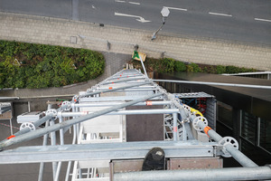  Blick durch den Treppenturm vom Dach auf den Bürgersteig der Vattmannstraße in Gelsenkirchen. 