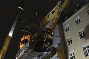  Eine Baumaschine hebt ab. 