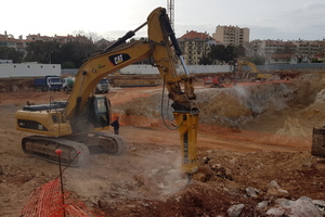  Das Unternehmen Restradas hebt für das zukünftige Baugebiet eine Baugrube von 12&nbsp;Metern Tiefe aus. 