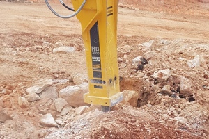  Der HB 3100 ist mit dem Staubschutzsystem Dust Protector ausgestattet, das sich für den primären Abbruch von äußerst widerstandsfähigem Gestein, wie es bei diesem Kalkstein in Cascais der Fall ist, bestens eignet. 