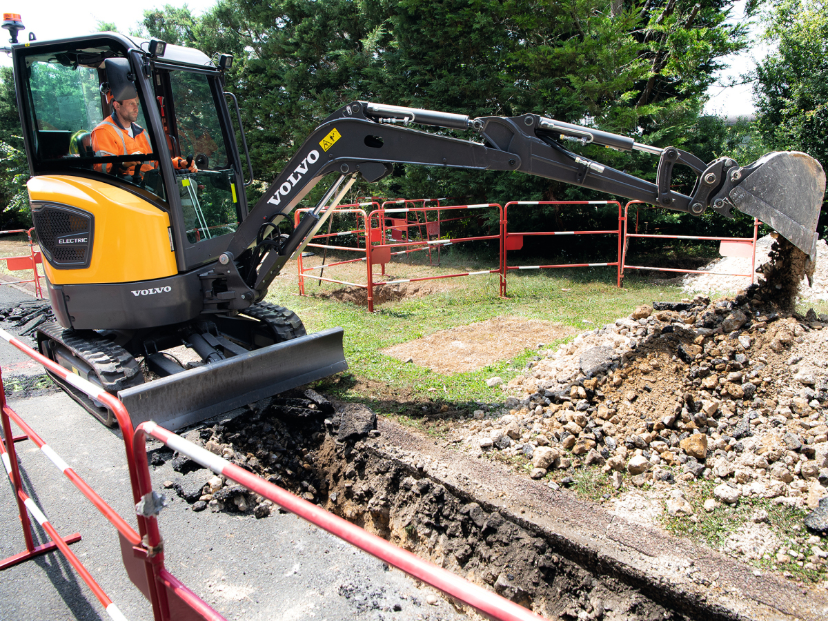 Spac-Maschinist Alexandre Birot testet den Volvo ECR25 Electric auf dem Golfplatz Saint-Nom-la Bretèche bei Paris (Frankreich).