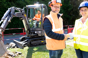  Spac-Bauleiter Benjamin Silvent und Elodie Guyot, Projektleiterin für Elektro-Kompaktbagger bei Volvo CE, vor dem Volvo ECR25 Electric. 