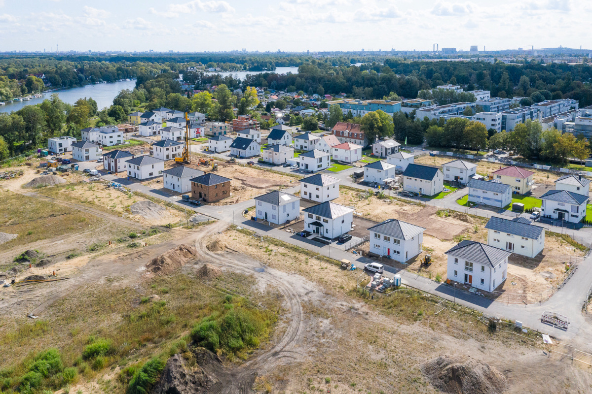 Auf der revitalisierten Industriebrache des Kraftwerks Oberhavel errichtet die HELMA Wohnungsbau GmbH 96 Einfamilien-, 15 Reihenhäuser sowie 18 freistehende, mehrgeschossige Gebäude mit 90 Eigentumswohnungen. 