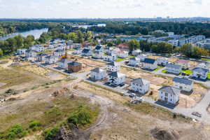  Auf der revitalisierten Industriebrache des Kraftwerks Oberhavel errichtet die HELMA Wohnungsbau GmbH 96 Einfamilien-, 15 Reihenhäuser sowie 18 freistehende, mehrgeschossige Gebäude mit 90 Eigentumswohnungen.  