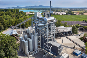  Asphaltmischanlagen wie die stationäre BA RPP 4000 produzieren bis zu 320 t Asphalt pro Stunde. Das neue Mischgut kann beim Recycling im Gegenstrom-Verfahren mit Heißgaserzeuger und einer Recycling-Quote von 90 + X % – je nach Rezeptur – aus rund 300 t Ausbauasphalt bestehen. 