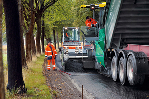  Asphaltfertiger wie der SUPER 1800-3i und Tandemwalzen wie die HD+ 90i PH VO oder DV+ 70i VV-S sowie Gummiradwalzen wie die HP 280i übernehmen am Ende der Prozesskette den Einbau und die Verdichtung des recycelten Asphalts. 