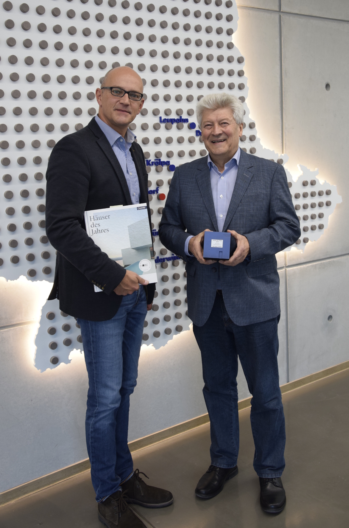 Maxit-Firmenchef Hans-Dieter Groppweis (r.) und Marketingleiter Reinhard Tyrok freuen sich über die Auszeichnung der Ecosphere-Spritzdämmung als „Produkt des Jahres“.