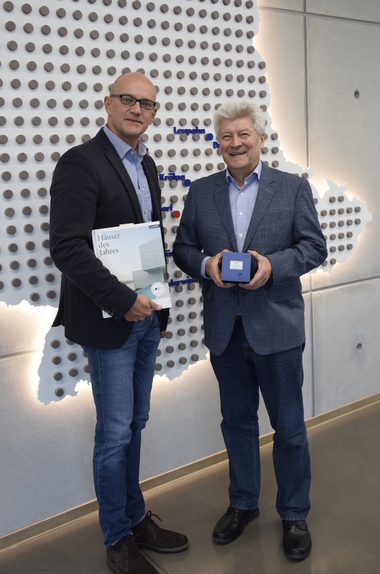 Maxit-Firmenchef Hans-Dieter Groppweis (r.) und Marketingleiter Reinhard Tyrok freuen sich ?ber die Auszeichnung der Ecosphere-Spritzd?mmung als „Produkt des Jahres“.