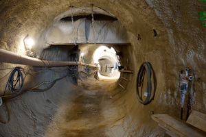  Der Stollen mit den Abmessungen b x h = 3,00 x 3,30 m wird laut Planungen in gekrümmter Linienführung hergestellt. Eine kreuzende Abwasserleitung wird während der Baumaßnahme temporär abgefangen und später an den fertigen Kanal angeschlossen. 