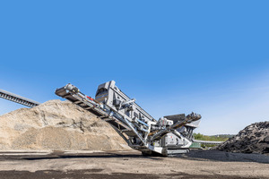  Mit seinem Raupenfahrwerk ist der mobile Asphalt-Shredder von Ammann auch an schwer zugänglichen Stellen einsetzbar.  