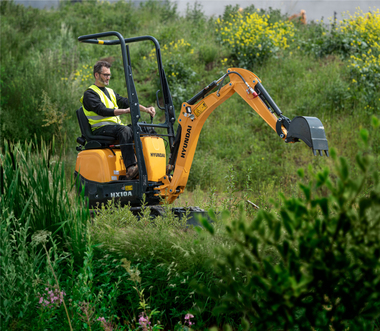 Der Hyundai HX10A eignet sich f?r den Garten- und Landschaftsbau, weil er auch durch engste Baueinfahrten zum Einsatzort gelangen kann.