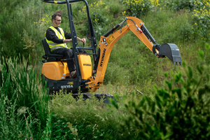  Der Hyundai HX10A eignet sich für den Garten- und Landschaftsbau, weil er auch durch engste Baueinfahrten zum Einsatzort gelangen kann. 