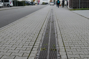  Seit dem Einbau übernehmen die Drainfix Clean Rinnen die Wasserreinigung des Oberflächenwassers. Mit der Zeit bildet sich auf dem Filtersubstrat durch verrottetes Unkraut eine organische Schicht, der sogenannte Filterkuchen. Diese Schicht stellt keinen Mangel dar. Die Wasserreinigung wird dadurch nicht beeinträchtigt, der Filterkuchen unterstützt die Reinigung sogar noch. 