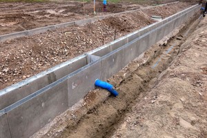  Neubaugebiet Walldorf: Hier wird erneut das Rinnenfiltersystem Drainfix Clean eingebaut, das auf schwerlastbefahrbaren Faserfix Super Rinnen basiert. Mittig sichtbar der Einlaufkasten mit Abfluss. 