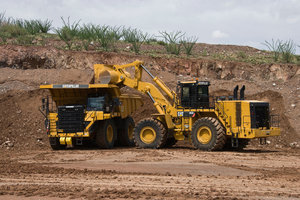  Automatische Getriebe-Neutralisierung und Leerlauf-Abstellautomatik reduzieren den Kraftstoffverbrauch bei Fahrtunterbrechungen. Mit dem Radlader Cat 992K bildet der Cat 777G ein ideales Ladepaar. 