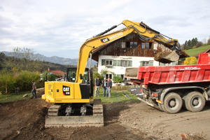  Mit dem Cat 310 wird derzeit der Aushub für mehrere Garagen gemacht. 