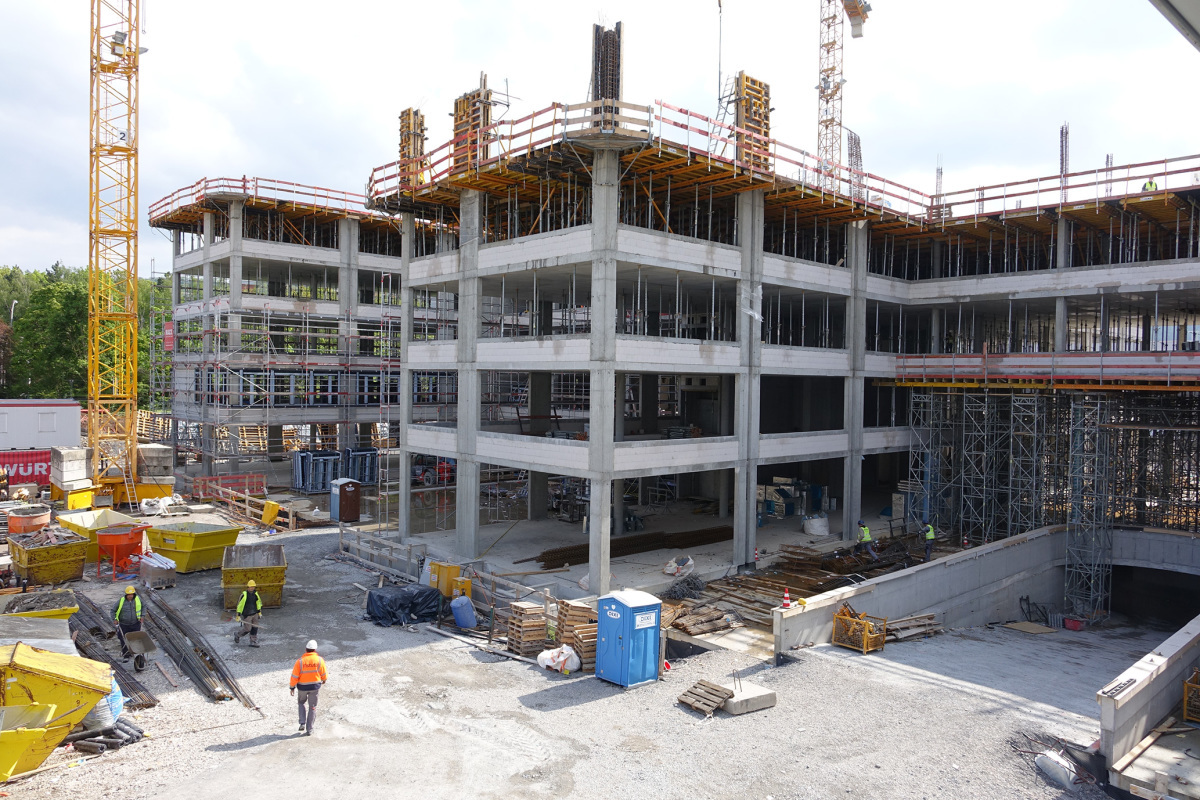 Das moderne Bürogebäude „Gerlingen Work“ wird im Zentrum Gerlingens an der Kreuzung Dieselstraße/Feuerbacher Straße mit einer Bruttogeschoss-fläche von ca. 30.000 m² in konventioneller Stahlbeton-skelettkonstruktion errichtet.