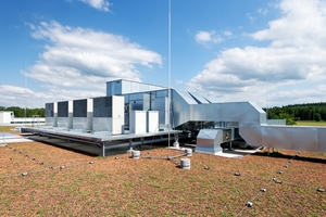  Eine große, effiziente Lüftungsanlage auf dem Dach sorgt für eine konstante Raumtemperatur innerhalb der Produktionshalle. 