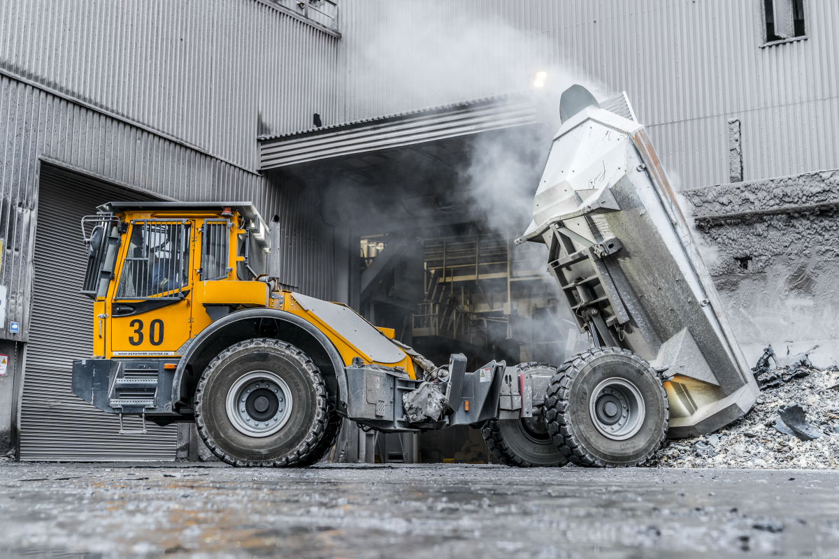 Der 12-Tonner wird für den Abtransport glühend heißer Schlacke eingesetzt. Diese fällt bei der Stahlproduktion an und kann Temperaturen von bis zu 700 °C erreichen.