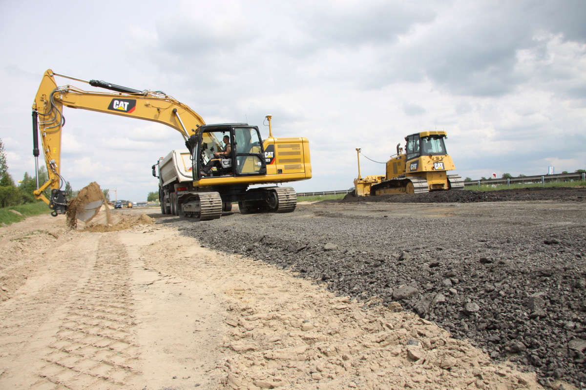 19 Cat Baumaschinen verteilen sich über die Baumaßnahme A24. Massenbewegungen in Höhe von fünf Millionen Kubikmetern Erde müssen realisiert werden.