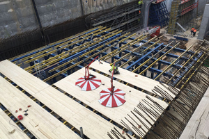  Doka selbst nutzt den FreeFalcon ebenfalls für mehr Arbeitssicherheit, wie hier bei der Schalungsvormontage eines Tunnelschalwagens in Frankfurt/Main. 