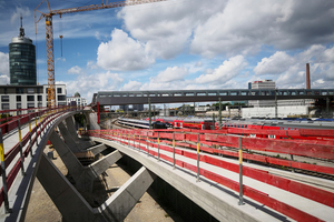  Mit dem Geländesteher XP können alle Arten des Seitenschutzes bis 1,20 m abgedeckt werden: Gitter, Holz, Gerüstrohre oder Vollbeplankung (Abb.: Zugangsrampe Süd Arnulfsteg, München). 