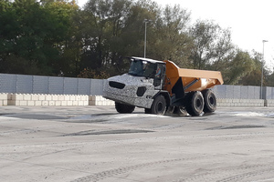  Test des knickgelenkten Muldenkippers (Articulated-Dump-Trucks). 