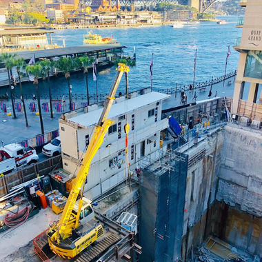 K?mmert sich um die Logistik auf der Baustelle der Opera Residence, eine der zuk?nftig prestigetr?chtigsten Immobilie Sydneys: der Sennebogen Raupentelekran 613.