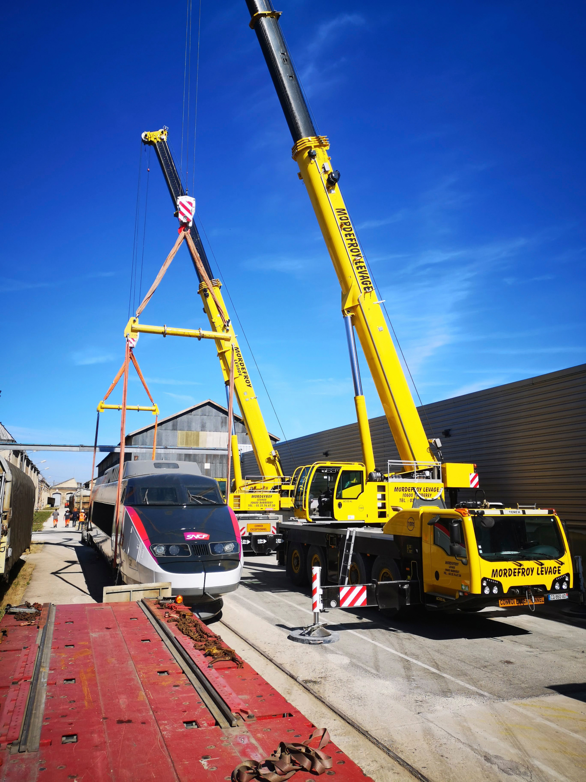 Das Umsetzen der 34 Tonnen schweren TGV Lokomotive auf ein Gleis im Technicentre SNCF Romilly Sur Seine war Zentimeterarbeit.