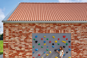  Die Architekten Feldschnieders + Kister greifen mit dem Entwurf der Grundschule Egestorf bei Hamburg die Typologie des Langhauses auf. Die Fassaden wurden aus vier miteinander verbundenen und gegeneinander verschobenen Bauten mit dem natürlichen Terca Was 