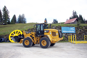  Die Baumaschine befördert auch Seilbahnteile für die Montage. 