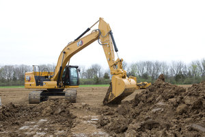  Das Hydrauliksystem des Cat 326 ermöglicht dem Fahrer kraftvolles genauso wie hochpräzises Ausheben und Laden. Die 12-prozentige Verbesserung des Drehmoments der Maschine erleichtert das Schwenken mit voll beladenen Löffeln, deutlich spürbar in Schräglage aufwärts. 