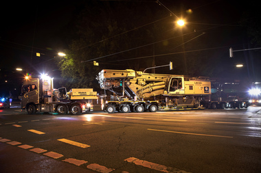 Die extrem wendige Schwerlastkombination erreichte die Baustelle hinter dem ber?hmten M?nchner Rathaus trotz vieler enger Baustellen in der M?nchner City sicher und wohlbehalten.