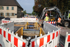  Der zweite Bauabschnitt „Talquerung Herzogenauracher Damm“ erfolgte im August 2019 mittels HDD-Verfahren. Zur Einrichtung der Startgrube und zur Anbindung der Leitung an das Netz wurde es notwendig, die Verbindungsstraße komplett zu sperren. 