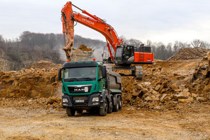  Im engen Zusammenspiel von Baggern und Lkw erfolgt der Abbau im Steinbruch. 