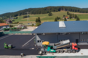  Einbau einer Asphaltfläche auf einem Betriebsgelände im Schwarzwald: Das erfahrene Einbauteam fertigte mit der Ausziehbohle AB 500 TV ein komplexes trichterförmiges Einbauprofil. 