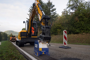  Mit einer Flächenfräse Kemroc EX30 HD am 6 t Bagger entfernt die Straßenmeisterei Gernsbach flächenhafte Schadstellen an Asphaltstraßen. 