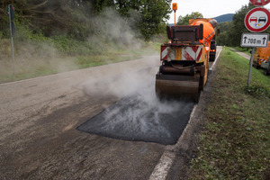  Ende der heißen Phase: Das frisch eingebaute Heißmischgut wird abgewalzt und es entsteht ein gleichmäßiger, ebener Fahrbahnbelag. 