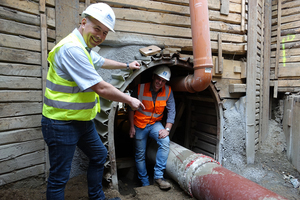  Auch ein weiteres Funke-Produkt kam in Bochum zur Anwendung: Um die neue Abwasserleitung mit dem vorhandenen Betonschacht zu verbinden, wurde das Verbindungsrohr mit einer VPC-Rohrkupplung verbunden. Funke-Fachberater Ralf Börmann (l) freut sich darüber,  