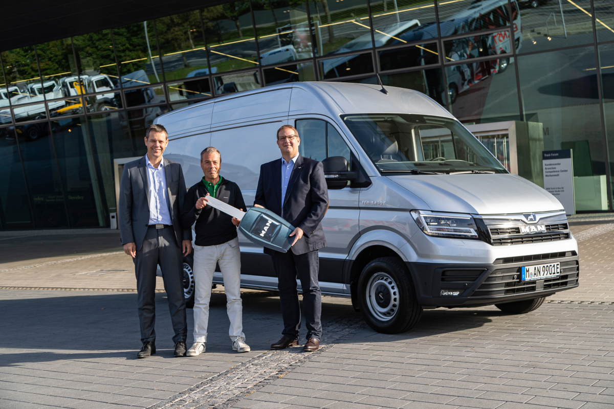 Die Übergabe des MAN eTGE an die Stadtwerke München: (v.l.n.r.) Martin Zaindl (Regionalleiter Verkauf Truck & Van, MAN Truck & Bus Deutschland GmbH, Vertriebsregion Südost), Robert Bösl (Leitung Fuhrpark, Stadtwerke München GmbH), Karsten Weber (Beauftrag