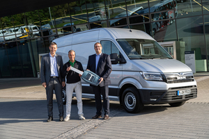  Die Übergabe des MAN eTGE an die Stadtwerke München: (v.l.n.r.) Martin Zaindl (Regionalleiter Verkauf Truck & Van, MAN Truck & Bus Deutschland GmbH, Vertriebsregion Südost), Robert Bösl (Leitung Fuhrpark, Stadtwerke München GmbH), Karsten Weber (Beauftrag 