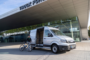  Der Fuhrparkleiter der SWM kam konsequent emissionsfrei mit dem Fahrrad zu Auslieferung des MAN eTGE. 