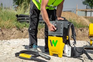  Der Akku wird mit wenigen Handgriffen ohne Werkzeug in den Rucksack eingesetzt.  