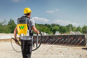  Durch die kompakten Abmessungen des Rucksacks und durch gepolsterte Schulter- und Hüftgurte wird das Gewicht gleich-mäßig verteilt. 