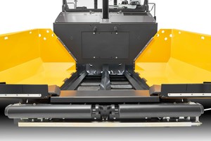  Mit einer Kübelkapazität von 14,7 Tonnen und einem großen Fördertunnel erreicht der P8820D ABG eine Einbauleistung von 1.100 Tonnen pro Stunde. 