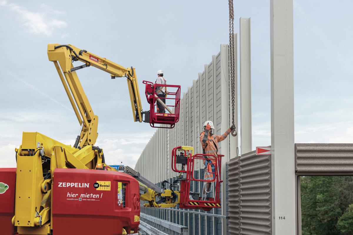 Fünf Gelenk-Teleskopbühnen von Zeppelin Rental unterstützten die Mitarbeiter unter anderem dabei, die schallschluckenden Betonelemente an Ort und Stelle zu setzen.
